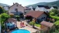 Gartenansicht mit Pool