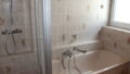 Tageslichtbad mit Dusche und Wanne