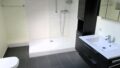 Bad mit Dusche und Whirlpool-Wanne