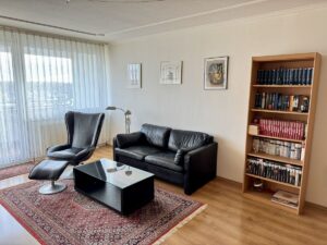 Lichtdurchflutete Eigentumswohnung mit Fernblick – Tiefgaragenstellplatz+Außenstellplatz & Küche –