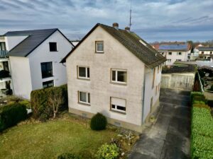 Zweifamilienhaus – baufällig – mit kleiner Halle auf großzügigem Grundstück