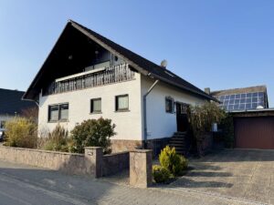 Freistehendes Einfamilienhaus mit Garten, Kamin und Terrasse – viel Platz für die Familie –