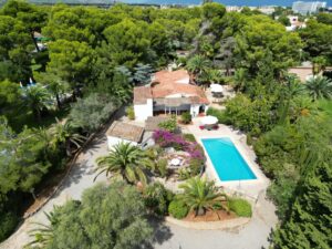 Charmante mallorquinische Villa mit großem Grundstück, Pool und in Strandnähe – Mallorca