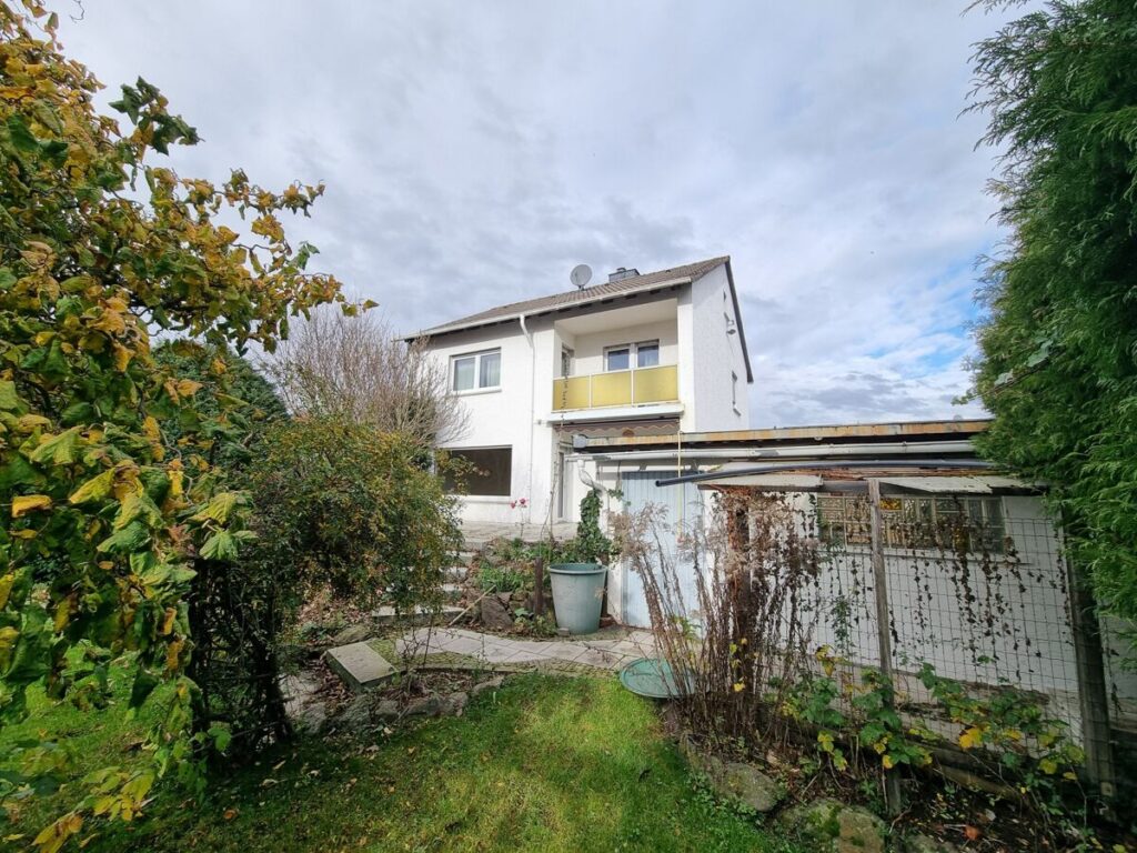 Gartenseite mit Garage