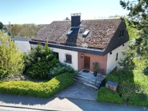 Großzügiges Wohnen in Hanglage – Einfamilienhaus mit geräumiger Einliegerwohnung und attraktiver Rendite