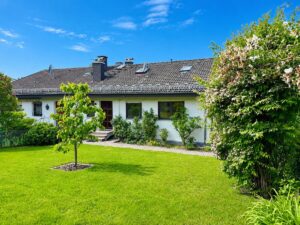 Familienidylle mit großem Garten, Garage & Einliegerwohnung in beliebter Wohnlage