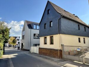 Seltenes Schmuckstück mit Charme und Geschichte – zentrales Ein- oder Zweifamilienhaus mit Garten