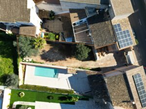 Grundstück mit Baugenehmigung für ein stilvolles Stadthaus mit Pool in Ses Salines – Mallorca