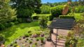 Garten mit Pergola.