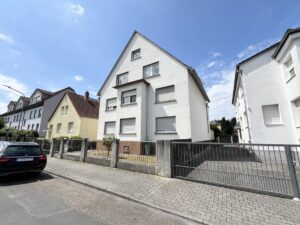 Attraktive 3-Zimmer-Wohnung mit Garage, Garten, Terrasse, Keller und großem Dachboden