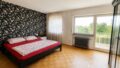 Schlafzimmer mit Balkonzugang OG