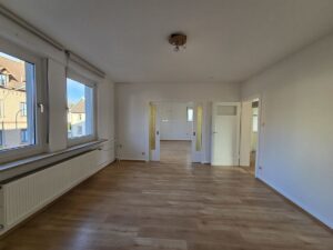Attraktive 2,5 Zi. Wohnung mit Balkon + Wintergarten mit tollem Ausblick