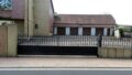 Großzügiger Garagenhof