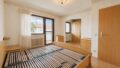Schlafzimmer mit Zugang zum Balkon - OG