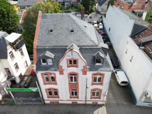 Altbaucharme trifft Wohnkomfort – Stilvolle 4-Zimmer-Wohnung mit Balkon, Tageslichtbad u. Stellplatz