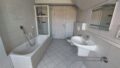 Bad mit Dusche und Wanne OG