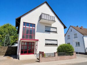 Modernisierte Dachgeschosswohnung mit Balkon in gepflegtem Dreifamilienhaus
