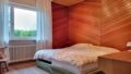 Schlafzimmer mit Blick in den Garten