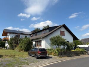 Schönes Zweifamilienhaus mit großer Einliegerwohnung auf großem Grundstück