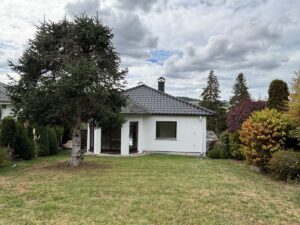 Großzügiger Bungalow mit besonderem Raumangebot und liebevoll angelegtem Garten