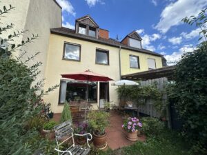 Familienfreundliches Reihenmittelhaus mit eigenem Garten, Terrasse und Garage in Kleinostheim